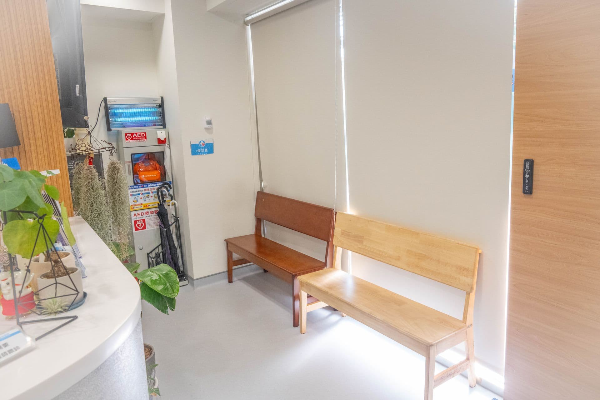候診座位區，木質長椅