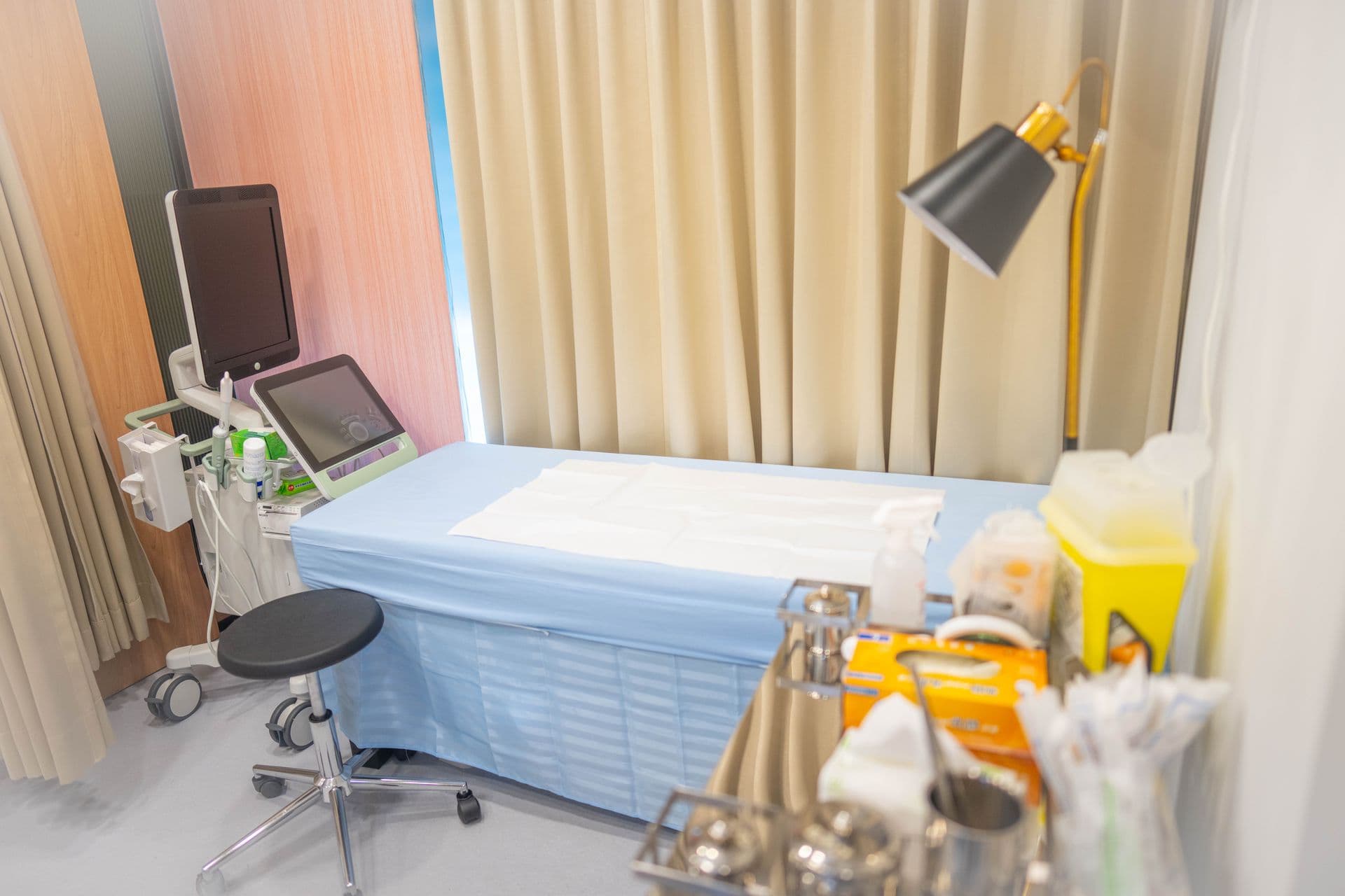 檢查室，超音波設備與診療床